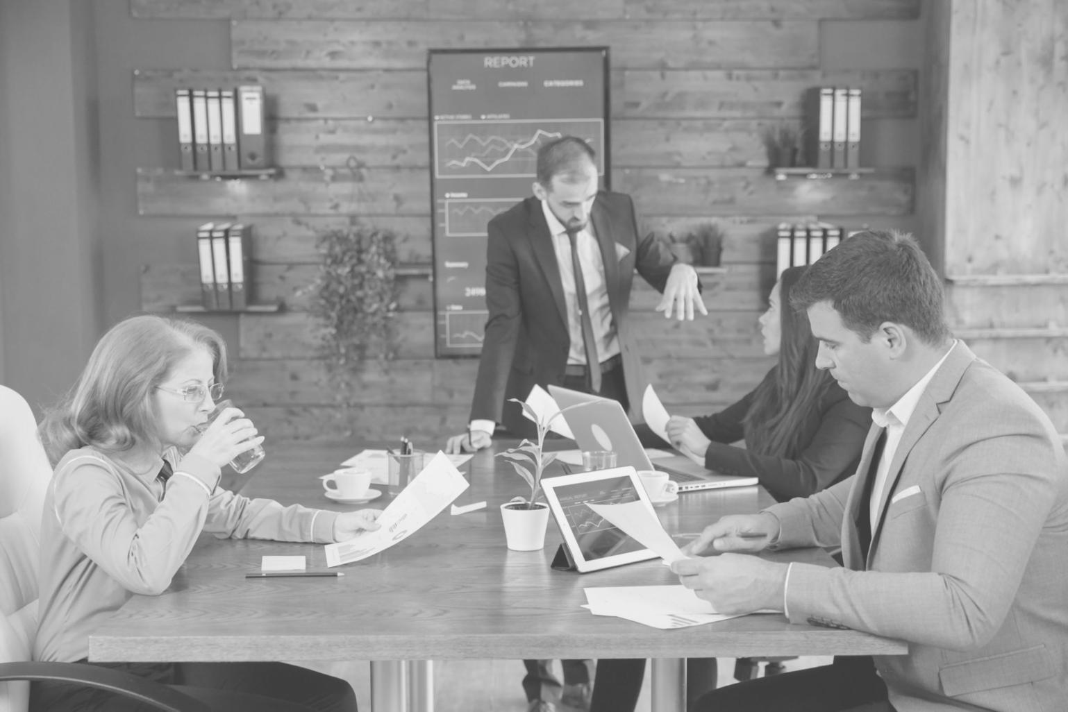 Équipe d'entrepreneurs travaillant ensemble sur des stratégies financières